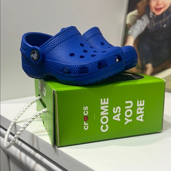 BABY CROCS Blue Water Shoes with Ventilation and Pivoting Heel Strap - Picture 1 of 7